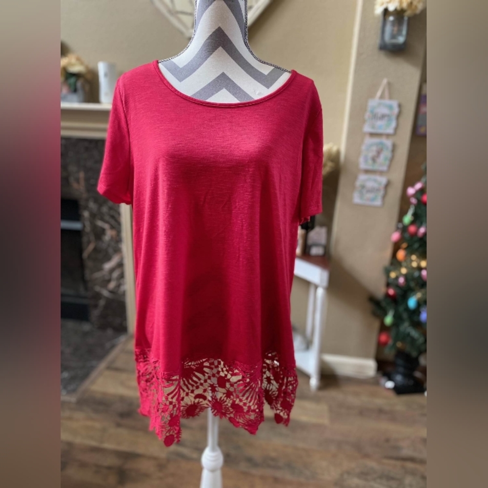 Plus size 18/20 knit shirt with pattern cut out bottom